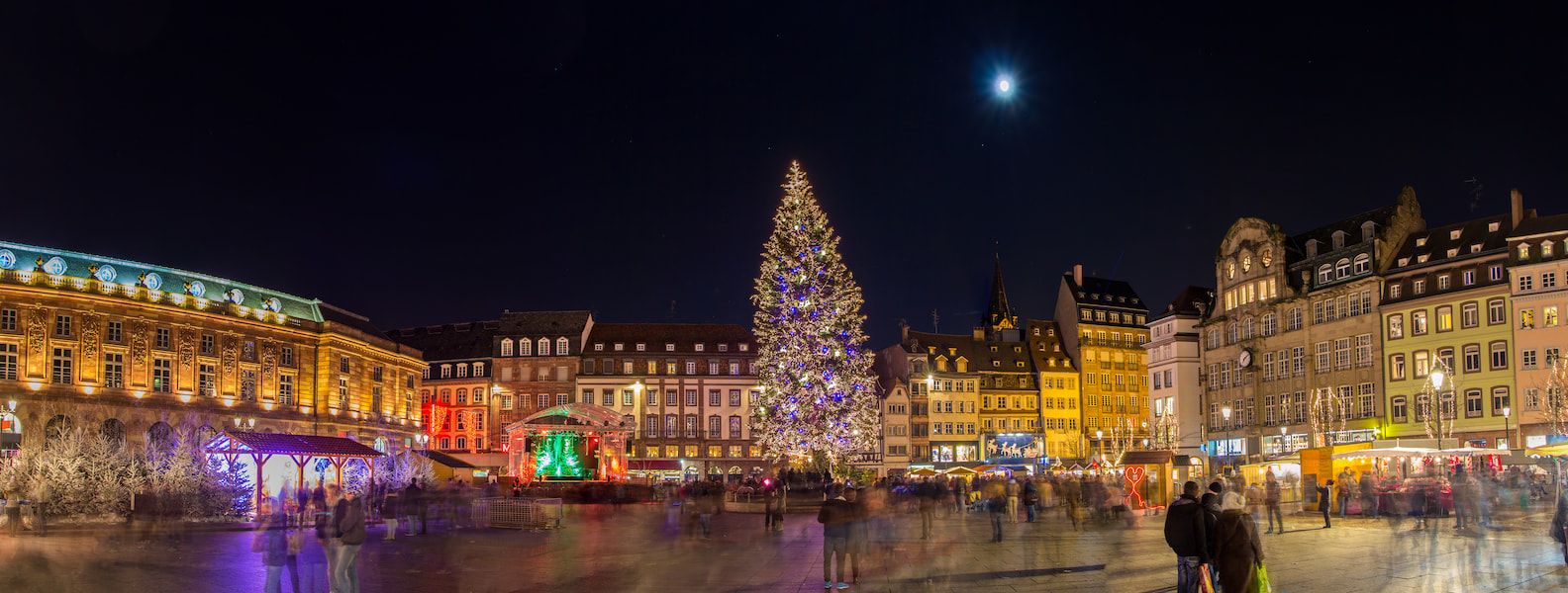 Weihnachtliche Stimmung in Deutschland mit festlich geschmückten Straßen und traditionellen Weihnachtsmärkten.