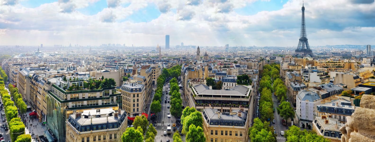 Eiffelturm in Paris, umgeben von einer beeindruckenden Stadtlandschaft, die die Schönheit der Stadt einfängt.